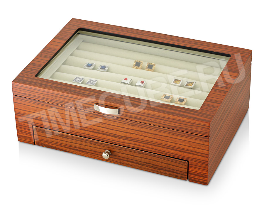 Шкатулка для запонок и колец сделана из дерева. Внутри отделана бархатом.